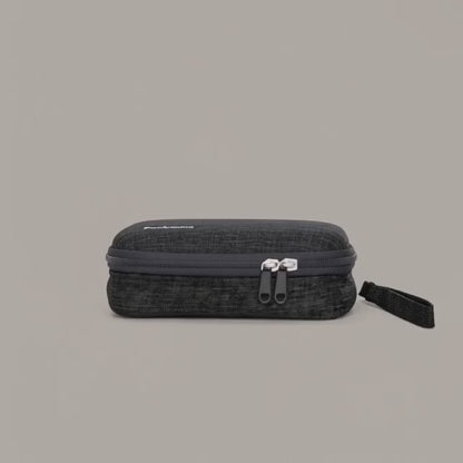 Démo : la pochette Packune s'ouvre et révèle ses 3 compartiments (poche zippée en filet, sangle élastique zigzag, poche filet ouverte) avec câbles, chargeur et écouteurs bien rangés