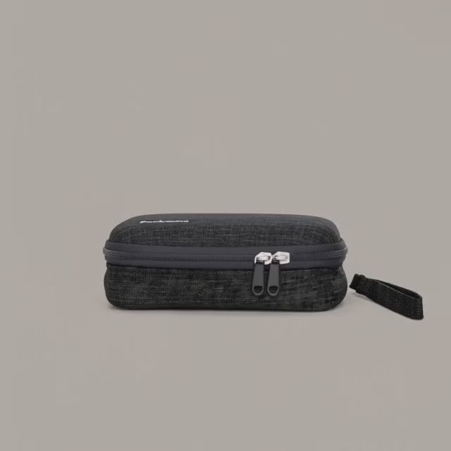 Démo : la pochette Packune s'ouvre et révèle ses 3 compartiments (poche zippée en filet, sangle élastique zigzag, poche filet ouverte) avec câbles, chargeur et écouteurs bien rangés
